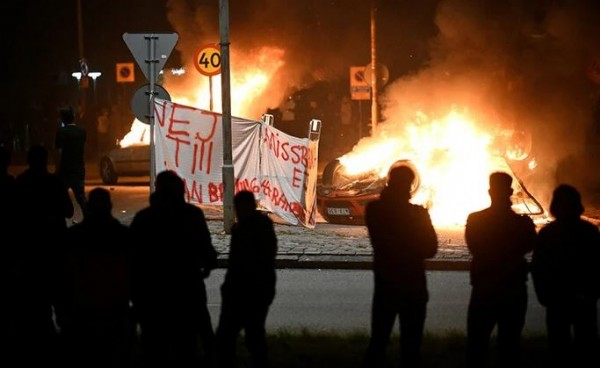 İsveç'te Kur'an-ı Kerim'e saldırı sonrası ortalık savaş alanına döndü